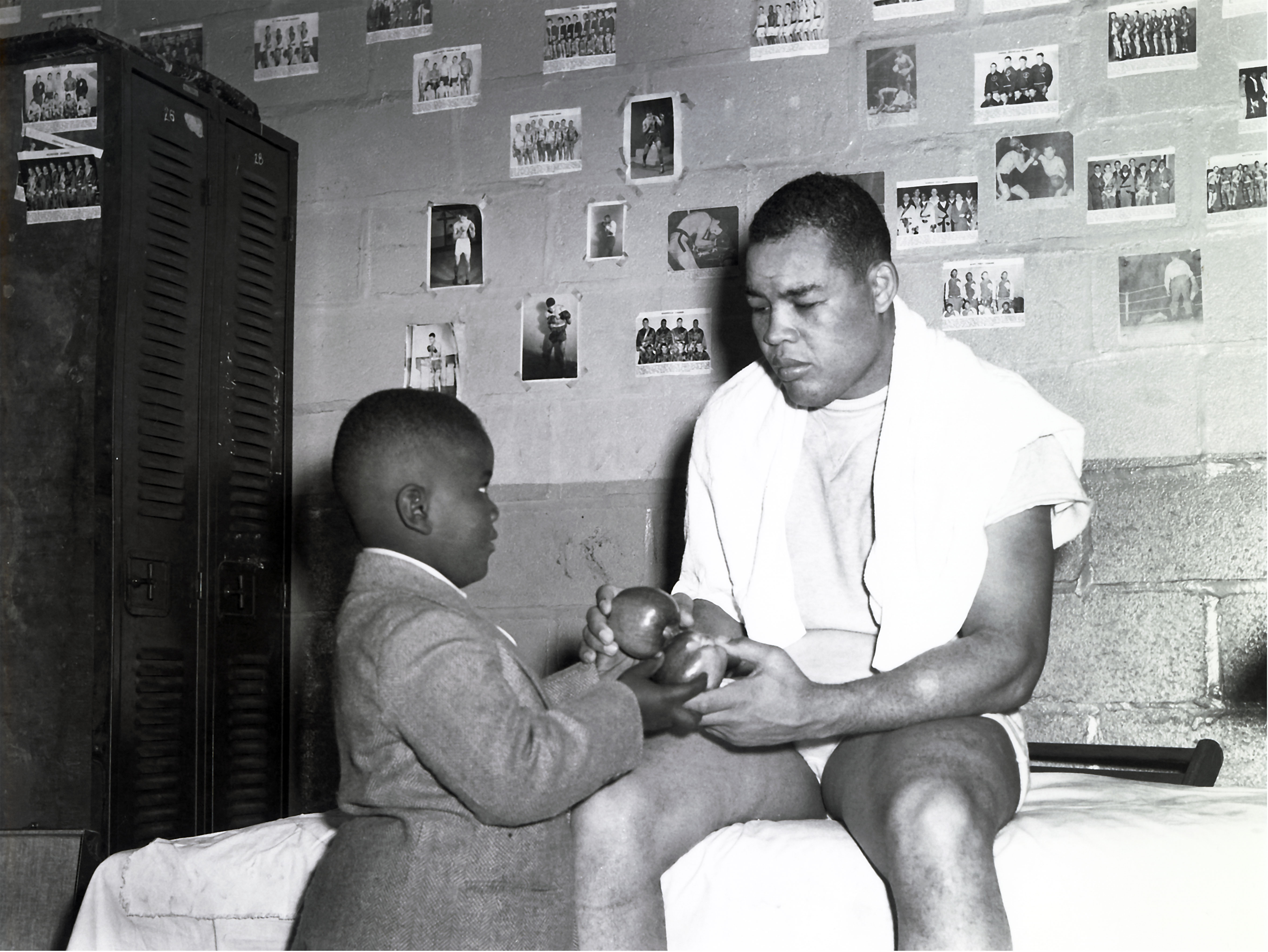 A young boy gives a couple of apples to boxer.